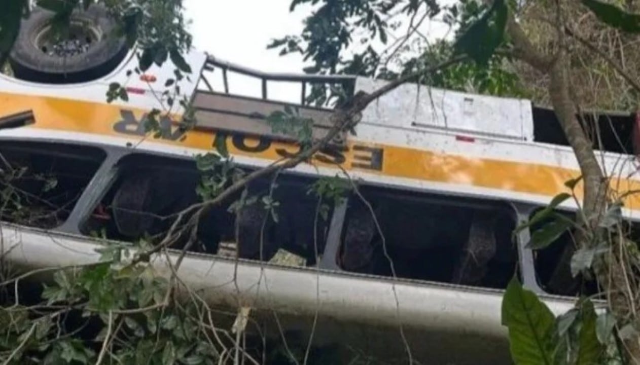 Onibus caido em ribanceira