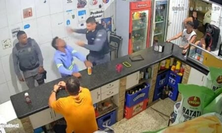 Policial bate em homem que agrediu mãe