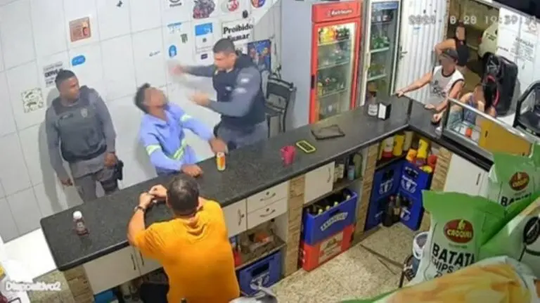 Policial bate em homem que agrediu mãe