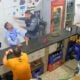 Policial bate em homem que agrediu mãe