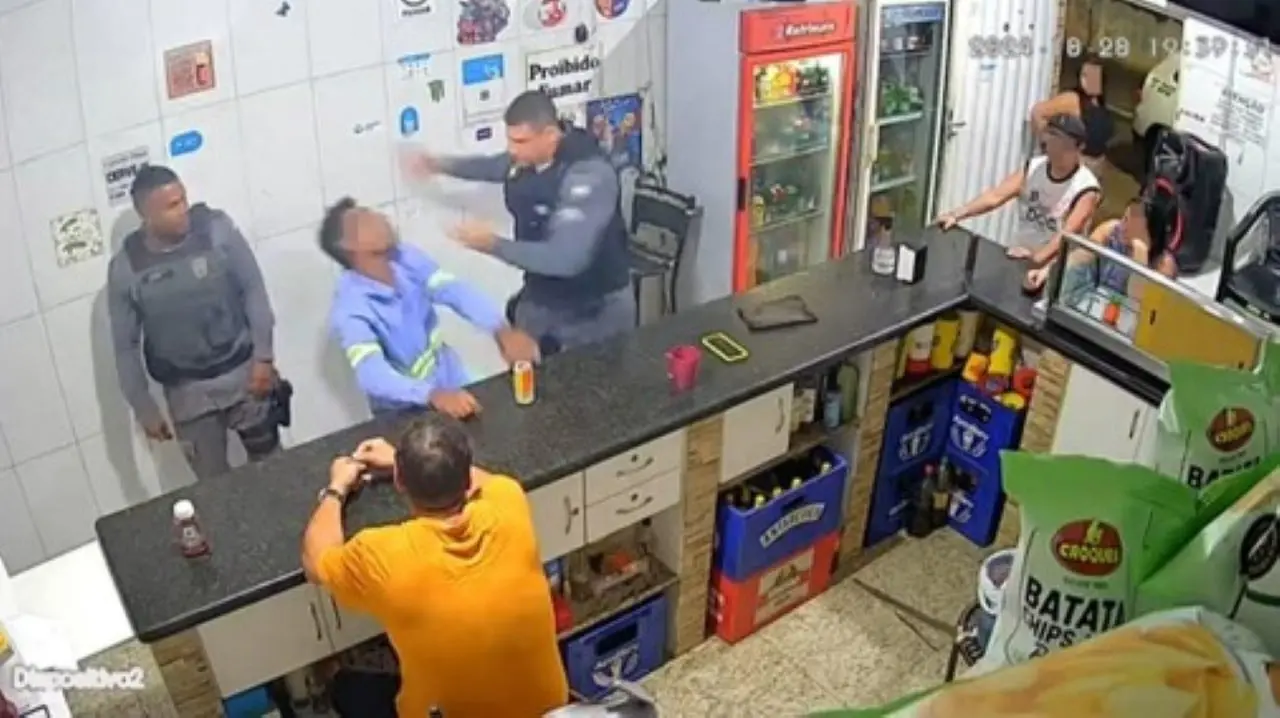Policial bate em homem que agrediu mãe