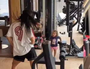 Maria Flor diverte seguidores ao julgar dança de Rafa Uccman durante aniversário