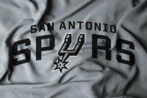 Spurs dominam Thunder por 118-91 com atuação de Wembanyama e empatam série em 3 a 3