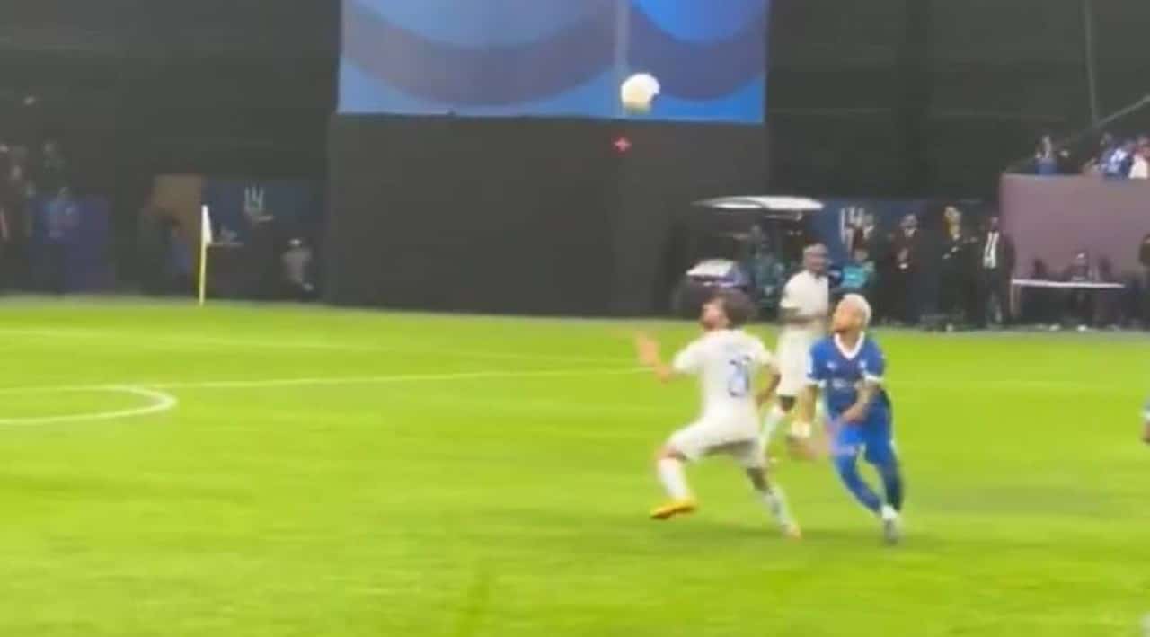 neymar dá chapeu