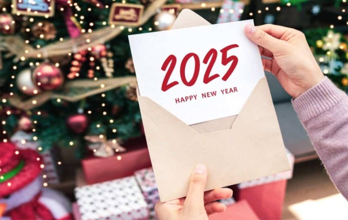 mensagens de ano novo - Woman's,Hand,Holding,Greeting,Card,With,Text,Happy,New,Year