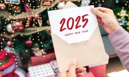mensagens de ano novo - Woman's,Hand,Holding,Greeting,Card,With,Text,Happy,New,Year
