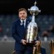 Alejandro Domínguez, presidente da Conmebol, carregando a taça da Libertadores