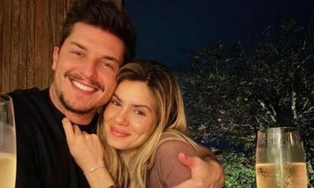 Camila Queiroz e Klebber Toledo
