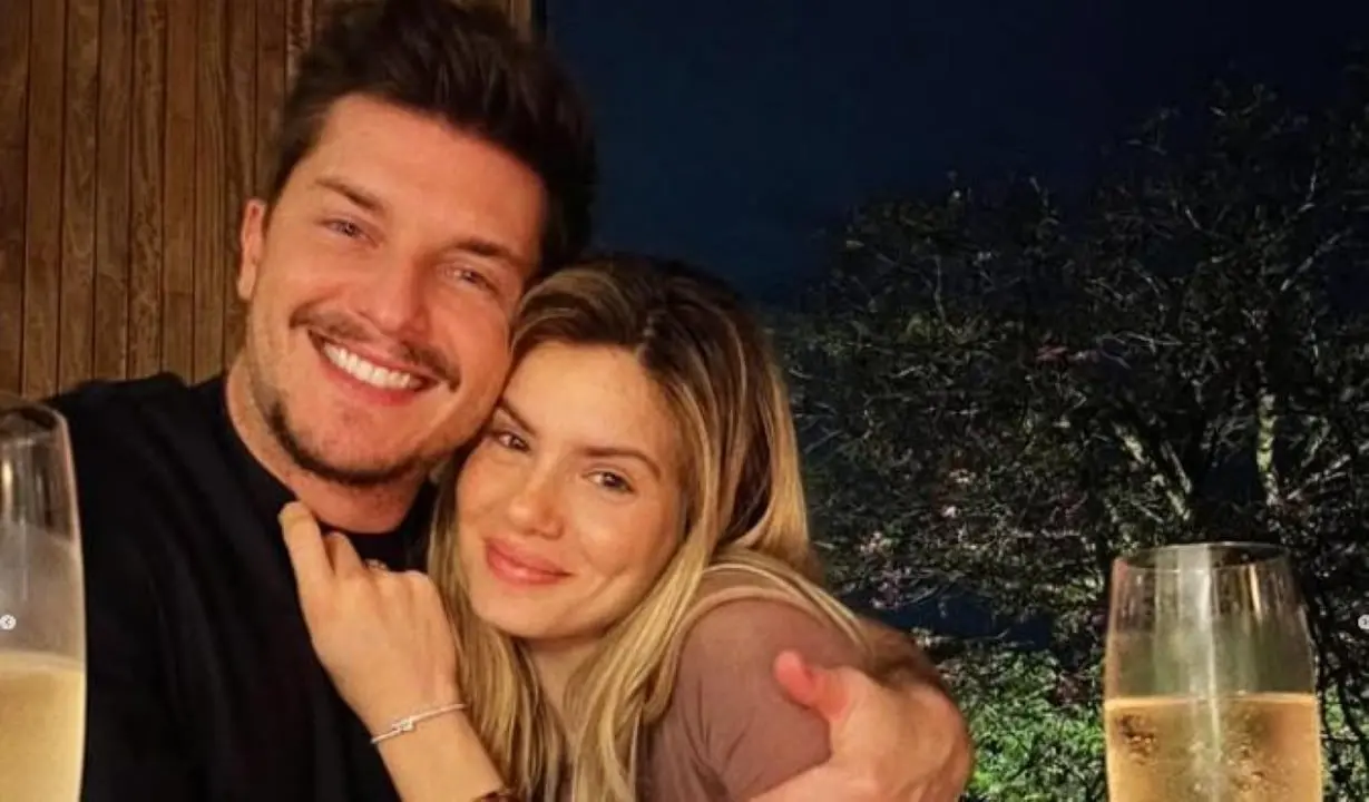 Camila Queiroz e Klebber Toledo