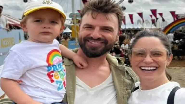Cássio Reis e Fernanda Vasconcelos com o filho