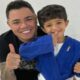 Felipe Araújo com seu filho