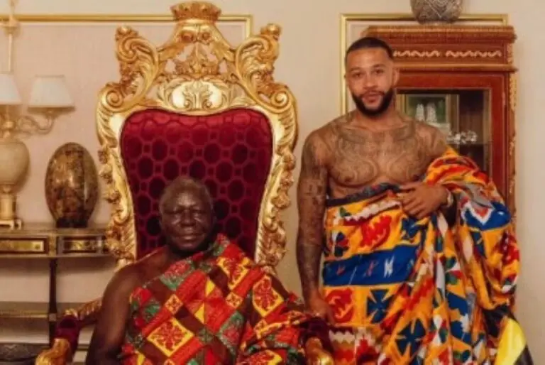 Memphis ao lado do Rei de Gana