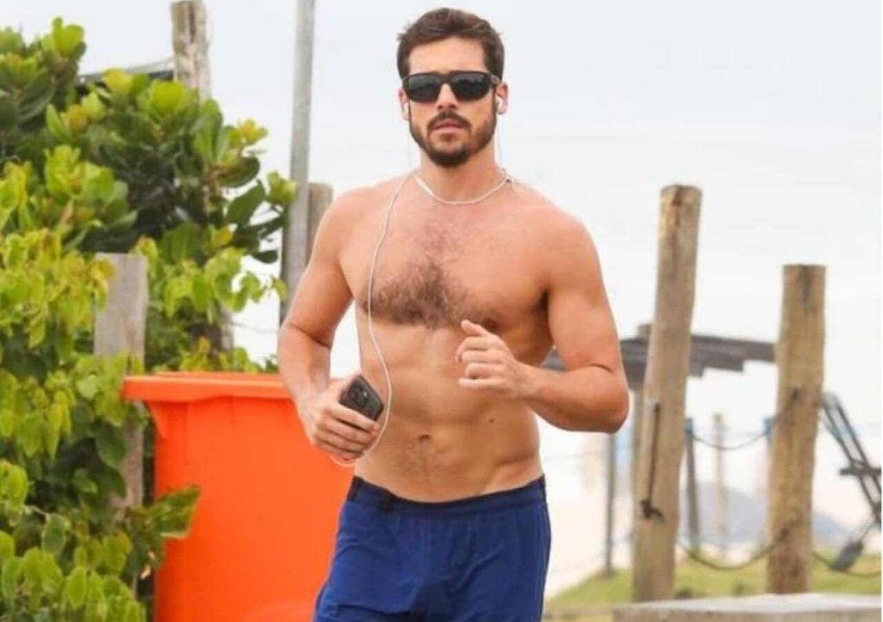 Nicolas Prattes chama atenção ao ser flagrado correndo sem camisa na Barra da Tijuca