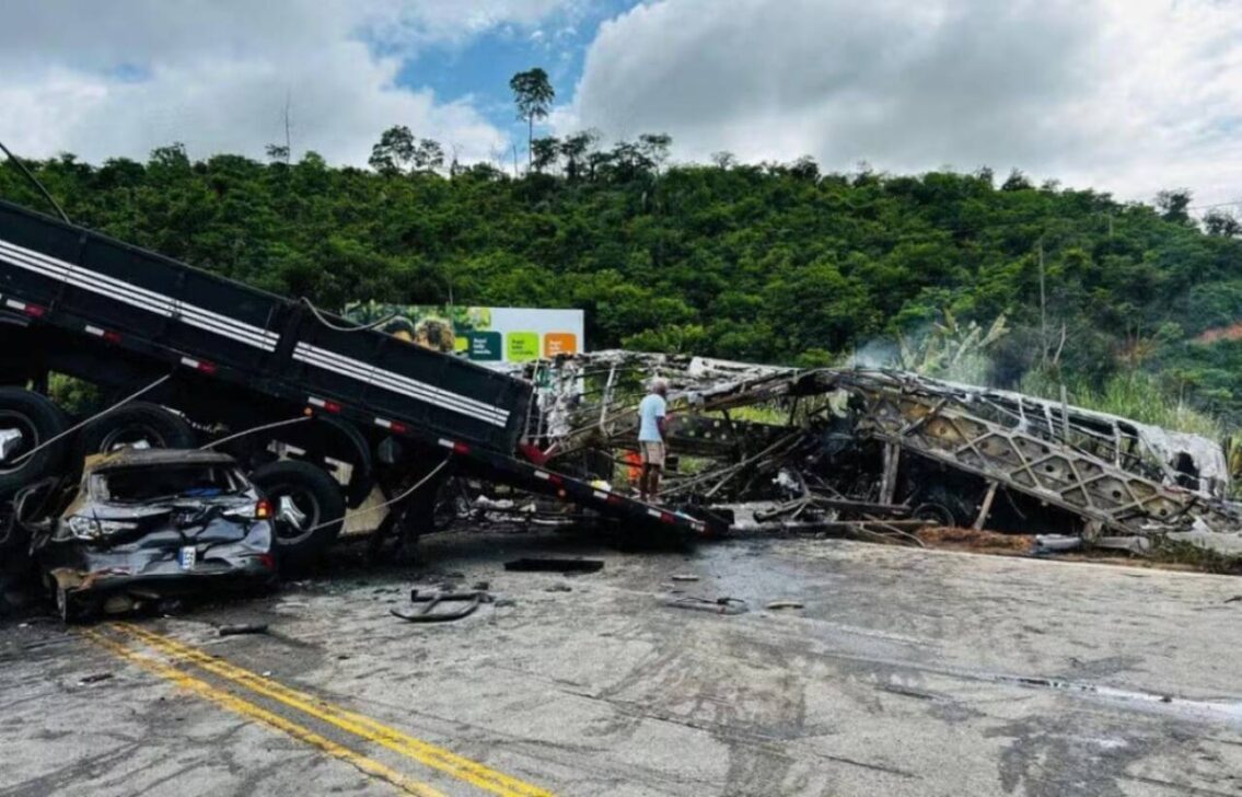 Ônibus pegou fogo após colidir contra carreta