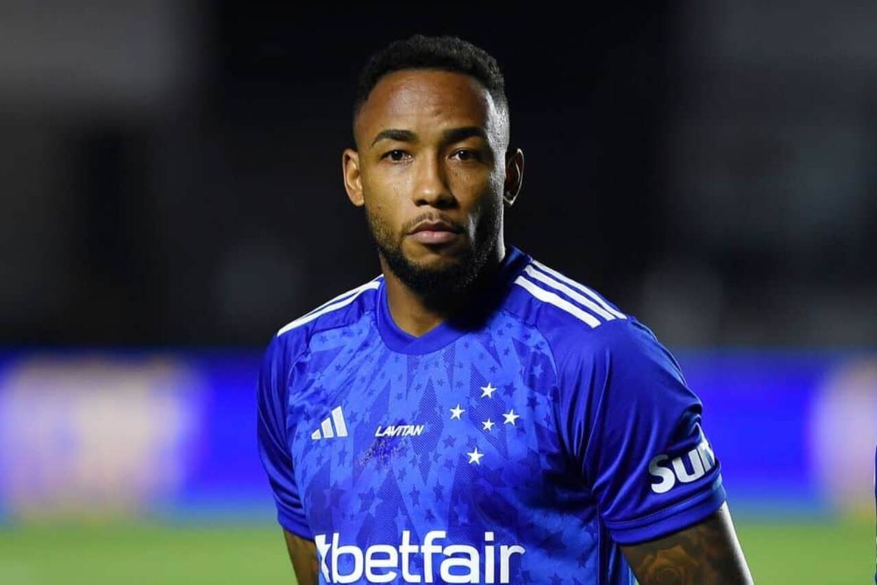 Expulso com 17 segundos no Cruzeiro, Rafa Silva é suspenso pelo STJD: veja os detalhes e impacto no futuro do atacante