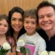 Thais Fersoza e Michel Teló com os filhos