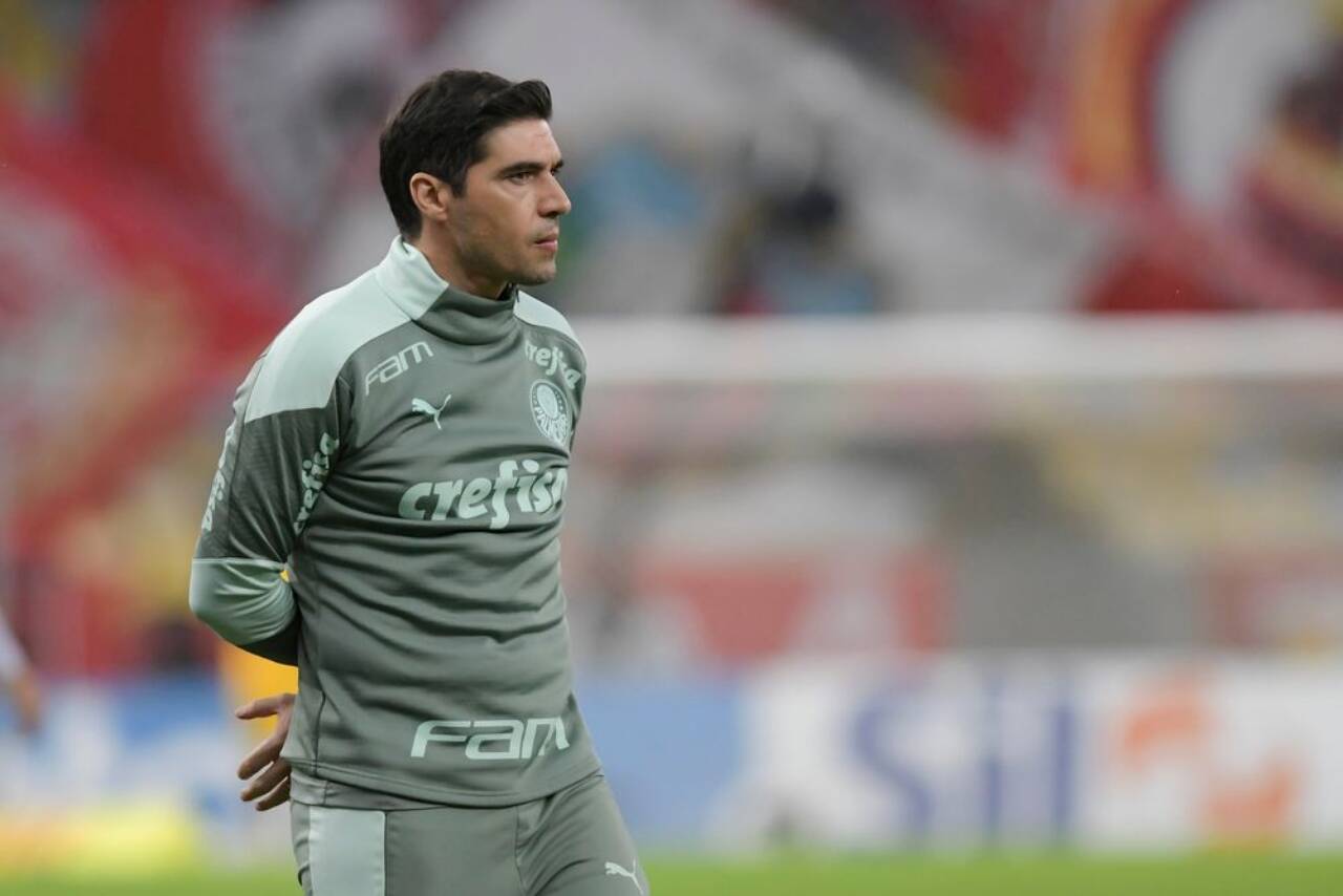 Abel Ferreira reforça estratégia no Palmeiras e planeja elenco competitivo para 2025 com até três contratações