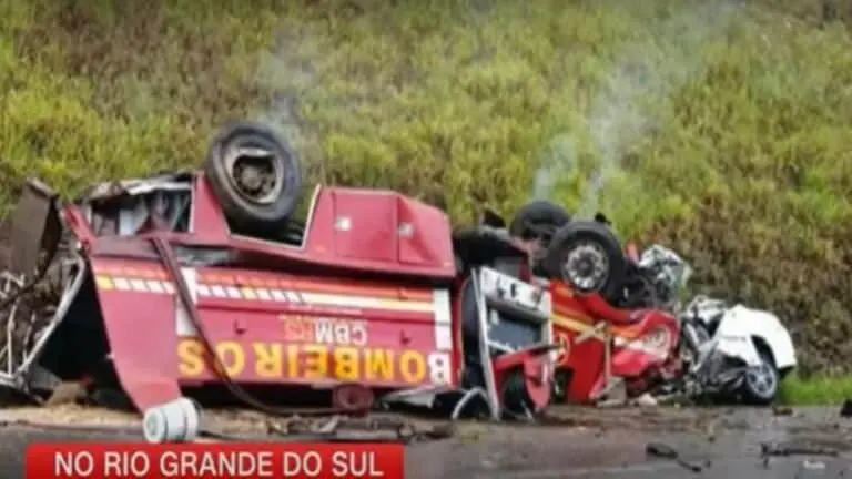 Acidente com caminhão dos bombeiros no RS
