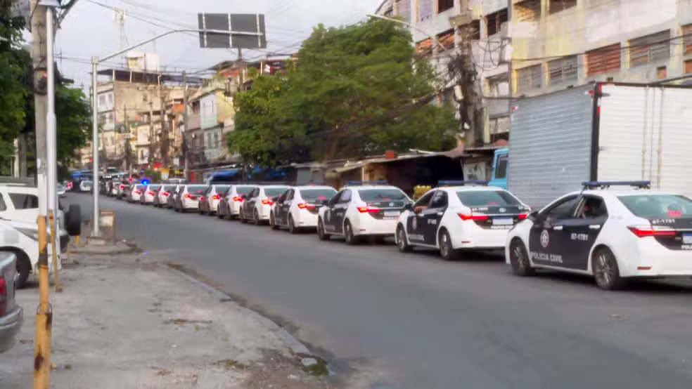 Viaturas da Polícia Civil fazem fila em um dos acessos ao Alemão