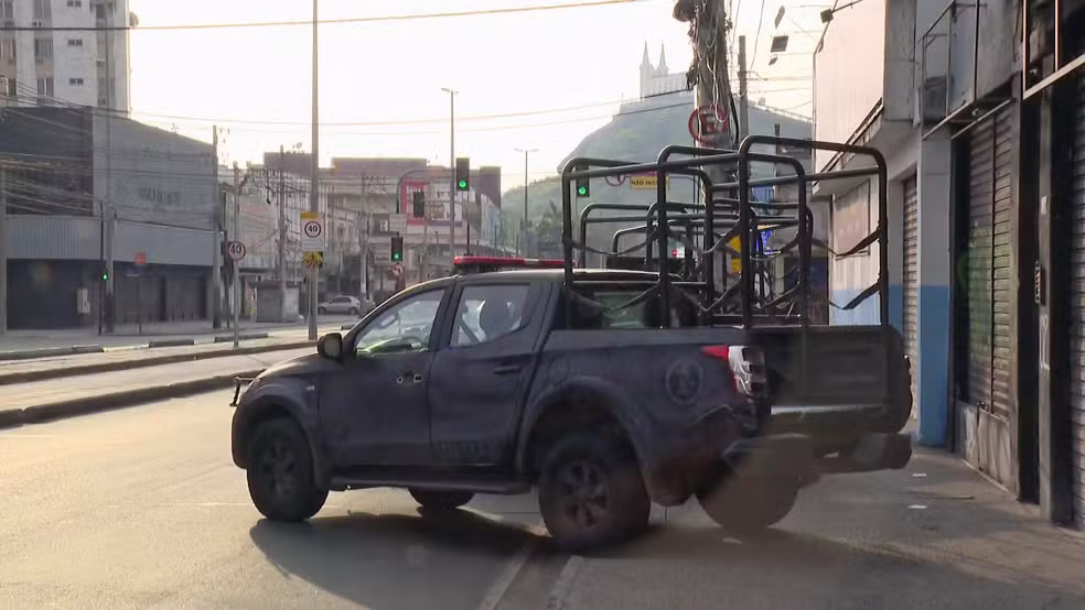 Carro do Batalhão de Choque com a Igreja da Penha ao fundo