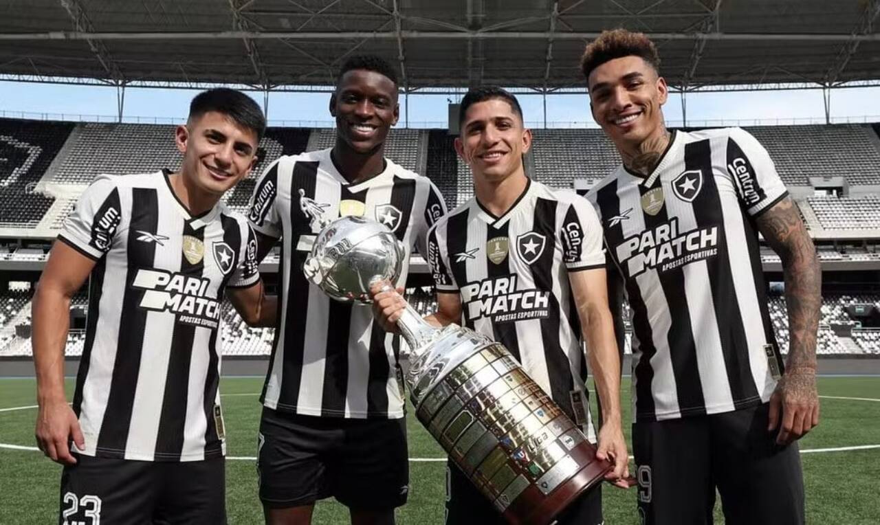 Almada, Luiz Henrique, Savarino e Igor Jesus no Botafogo