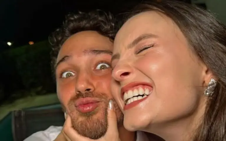 André Luiz e Larissa Manoela em selfie