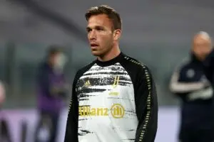 Juventus negocia rescisão de contrato com volante Arthur Melo