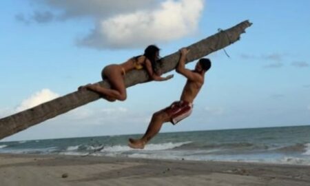 Bruna Marquezine e João Guilherme na praia