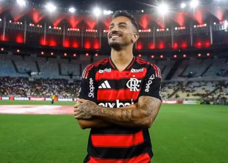 Danilo é apresentado no Flamengo