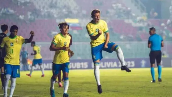Dell comemora gol pela seleção brasileira contra a Venezuela