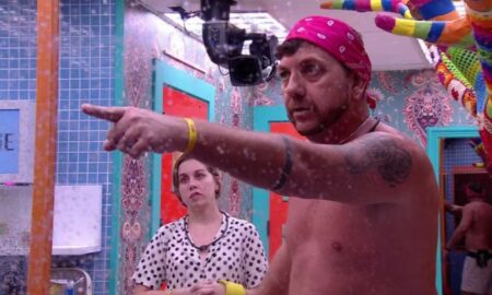 Edilberto discute com Guilherme no banheiro
