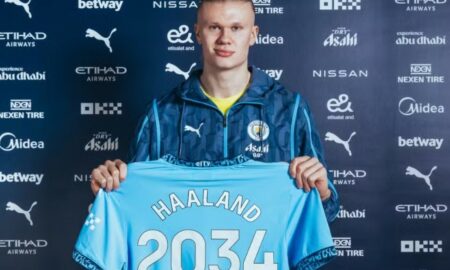 Haaland posa com camisa do City