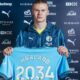 Haaland posa com camisa do City