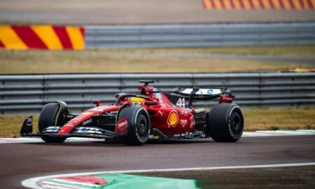 Hamilton bate durante teste da Ferrari