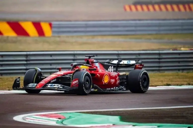 Hamilton bate durante teste da Ferrari