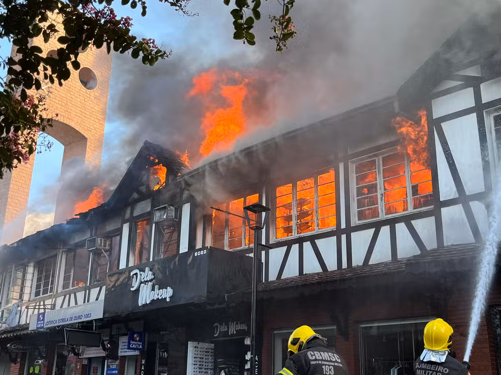 Incêndio atinge prédio em Blumenau