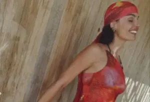 Isis Valverde impressiona com look monocromático