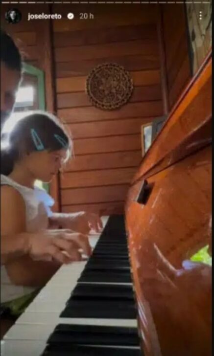 José Loreto com filha em piano