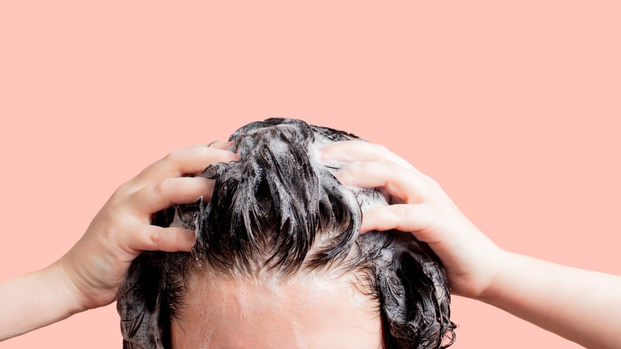 Lavando cabelo
