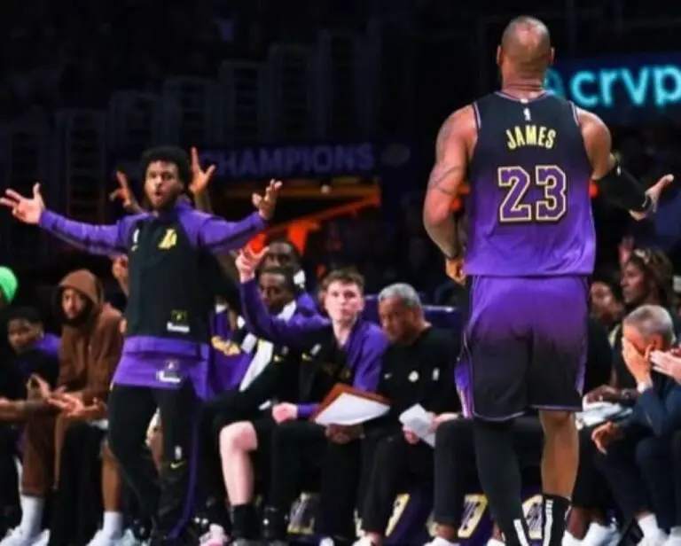 LeBron James surpreende com enterrada histórica aos 40 anos em derrota dos Lakers para os Mavericks