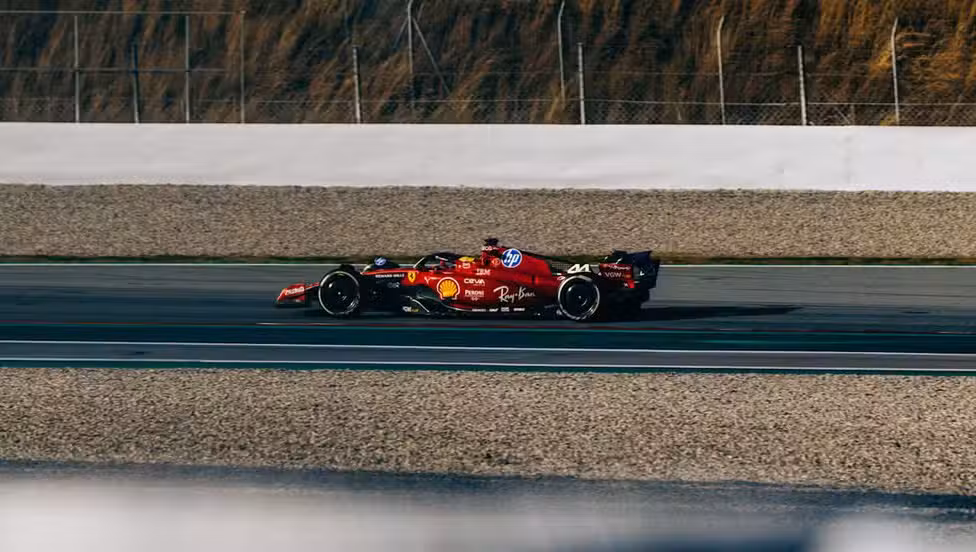 Lewis Hamilton testa Ferrari em Barcelona