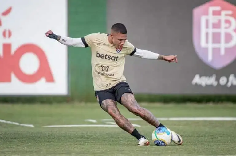 Lucas Esteves durante treino no Vitória