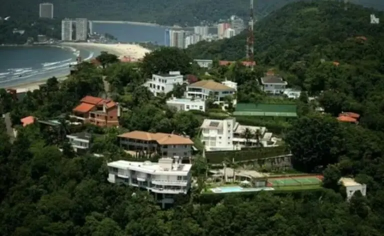 Mansões na região do Morro de Santa Terezinha