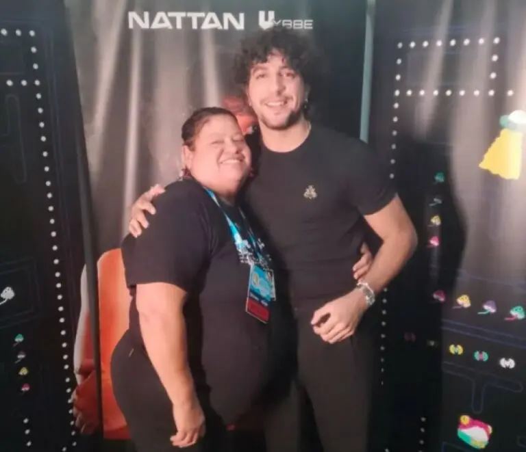 Nattanzinho presenteia mulher