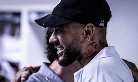 Neymar chega ao Brasil