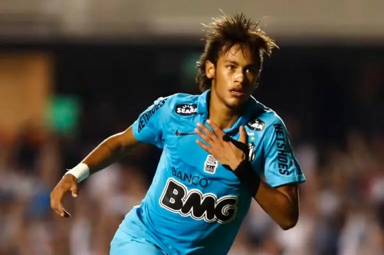 Neymar com a camisa azul do Santos