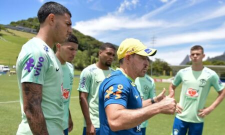 O técnico Ramon Menezes conversa com os jogadores da seleção sub-20