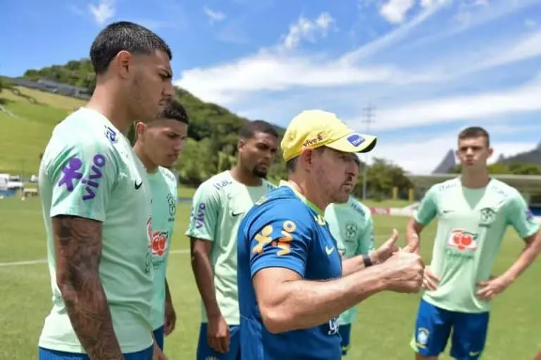O técnico Ramon Menezes conversa com os jogadores da seleção sub-20