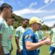 O técnico Ramon Menezes conversa com os jogadores da seleção sub-20
