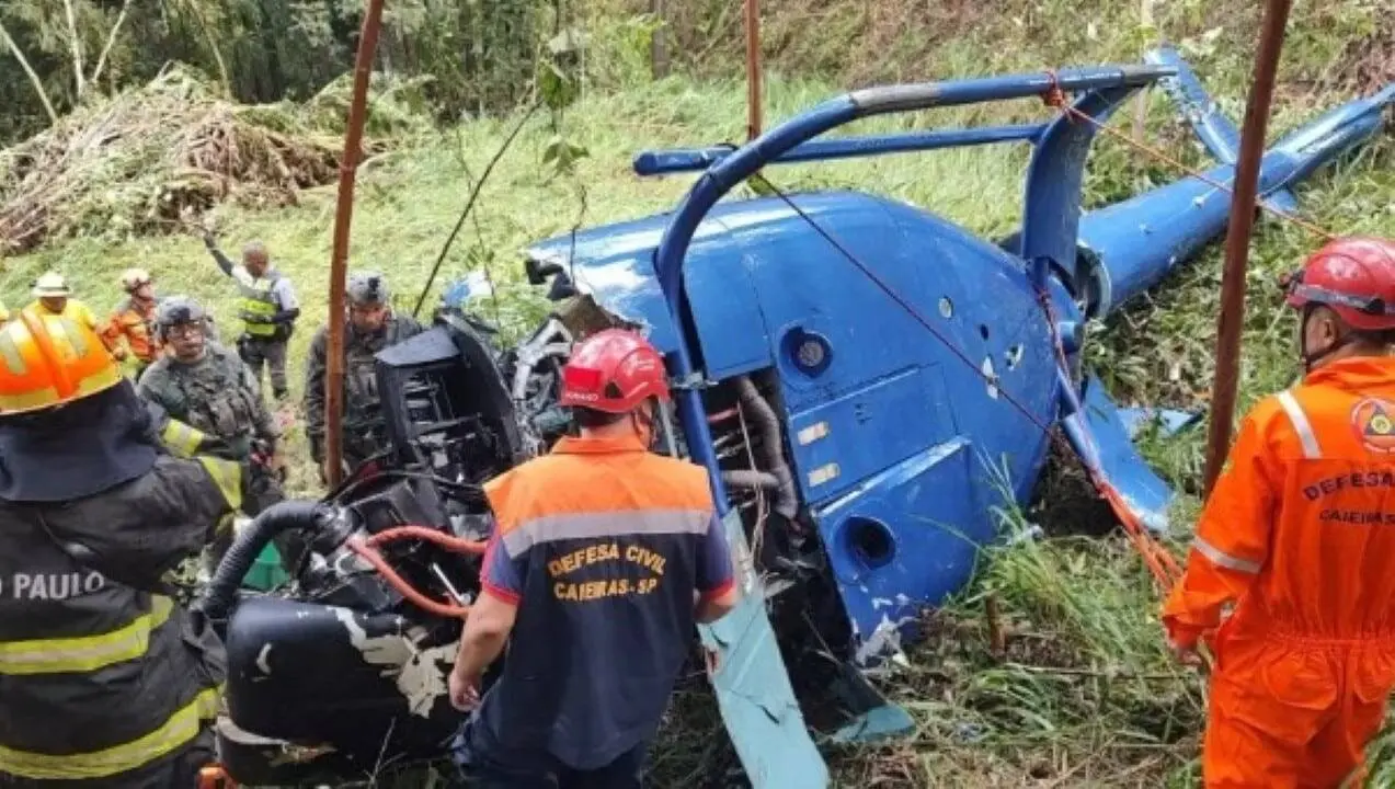 Queda de helicóptero em mata fechada de Caieiras (SP)